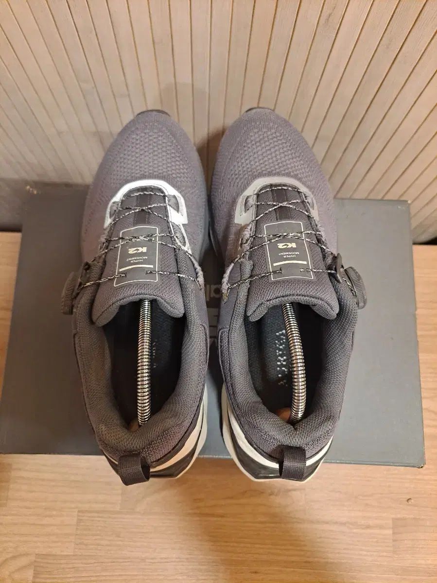 スニーカー グレー