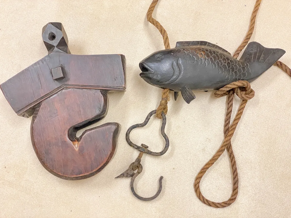 魚横木 自在鉤 魚 自在 木製 木彫 錦鯉 鯛 囲炉裏　咥え玉　時代物　古道具 2025年最新】自在鉤 魚の人気アイテム - メルカリ
