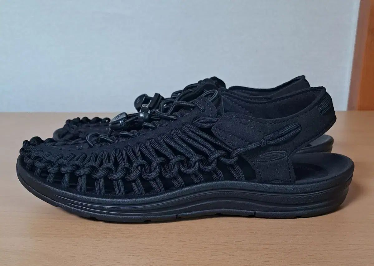KEEN ユニーク ストラップ サンダル 235 ー 240 黒
