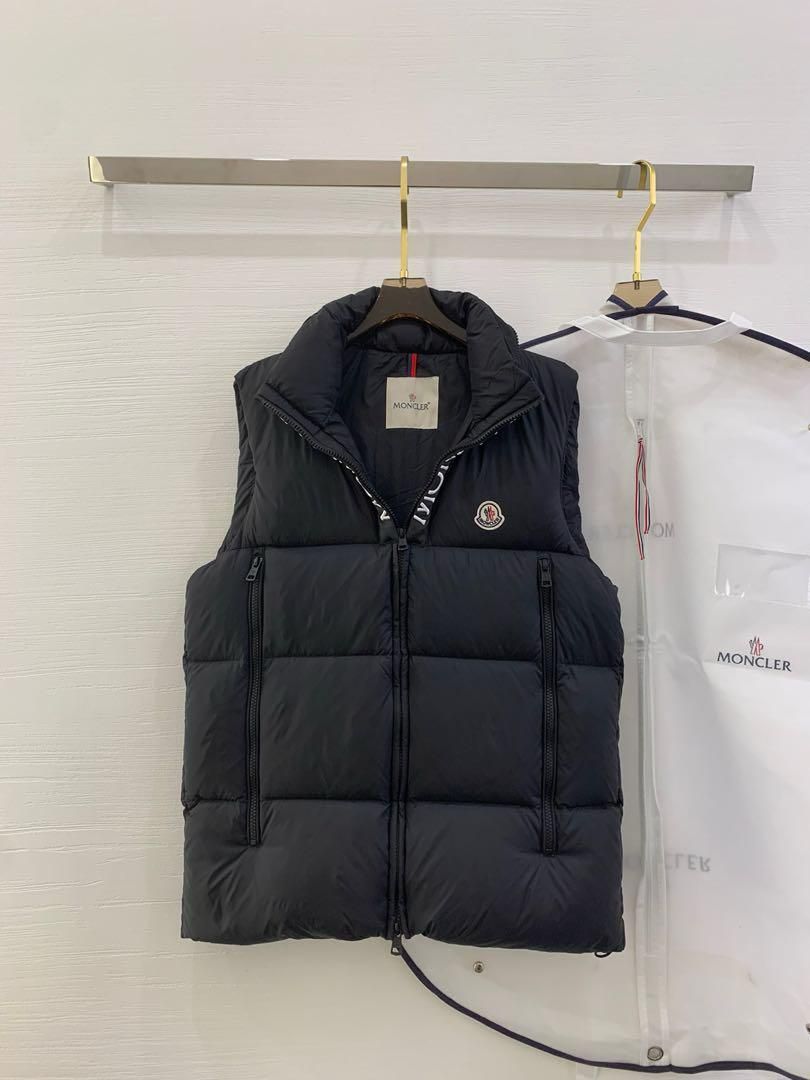 MONCLER ブラック ダウンベスト - メルカリ