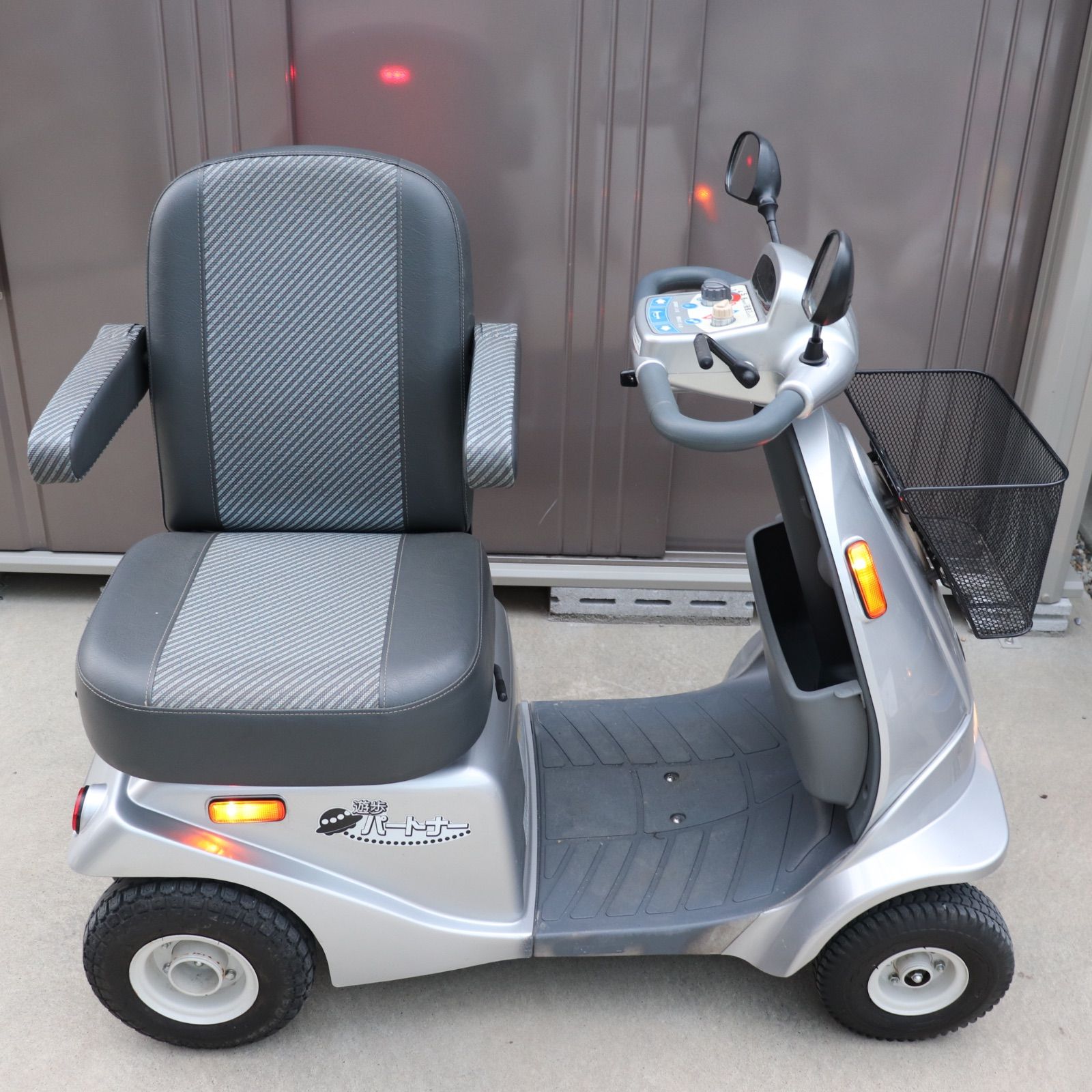 愛知県発】SERIO セリオ 歩行パートナー SBT40 セニアカー シルバー 銀