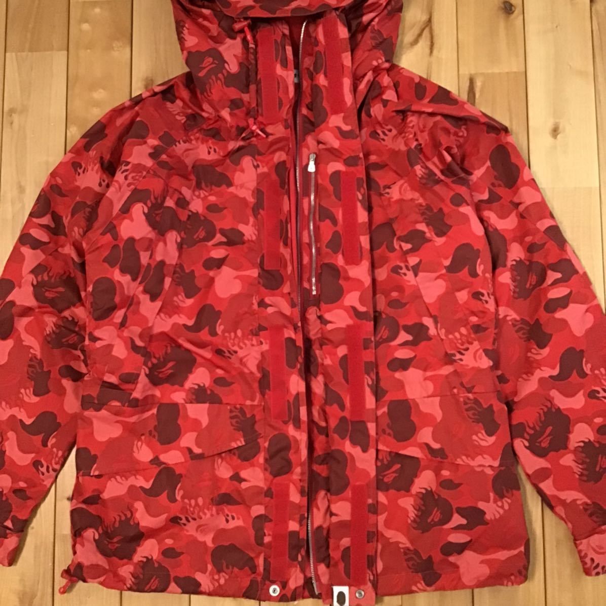 アベイシングエイプ　スノボジャケット　赤カモ（L size） アベイシングエイプスノボジャケット赤カモ（L size）