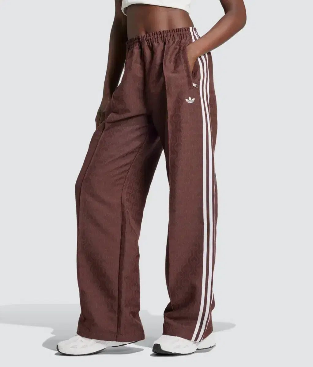 アディダス オーバーサイズ トラックパンツ ブラウン
