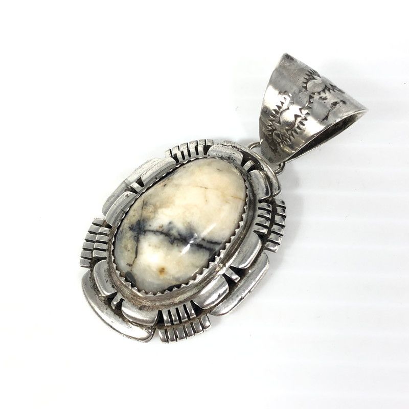 ナバホ　navajo ホワイトバッファロー ペンダント　トップ　シルバー925 ナバホ navajo ホワイトバッファロー ペンダント トップ シルバー925