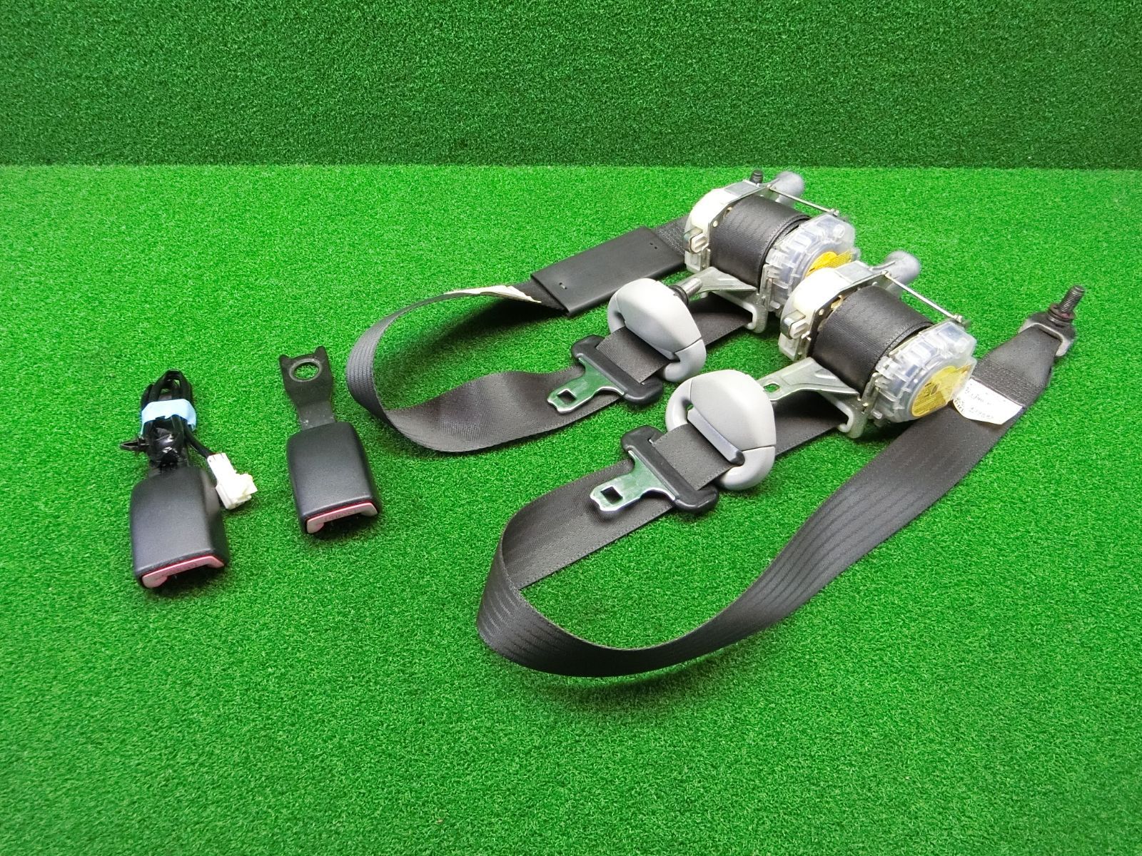 11114 三菱 ekスポーツ H82W フロント シートベルト 左右セット キャッチ 7R2520-P 7L1390-P