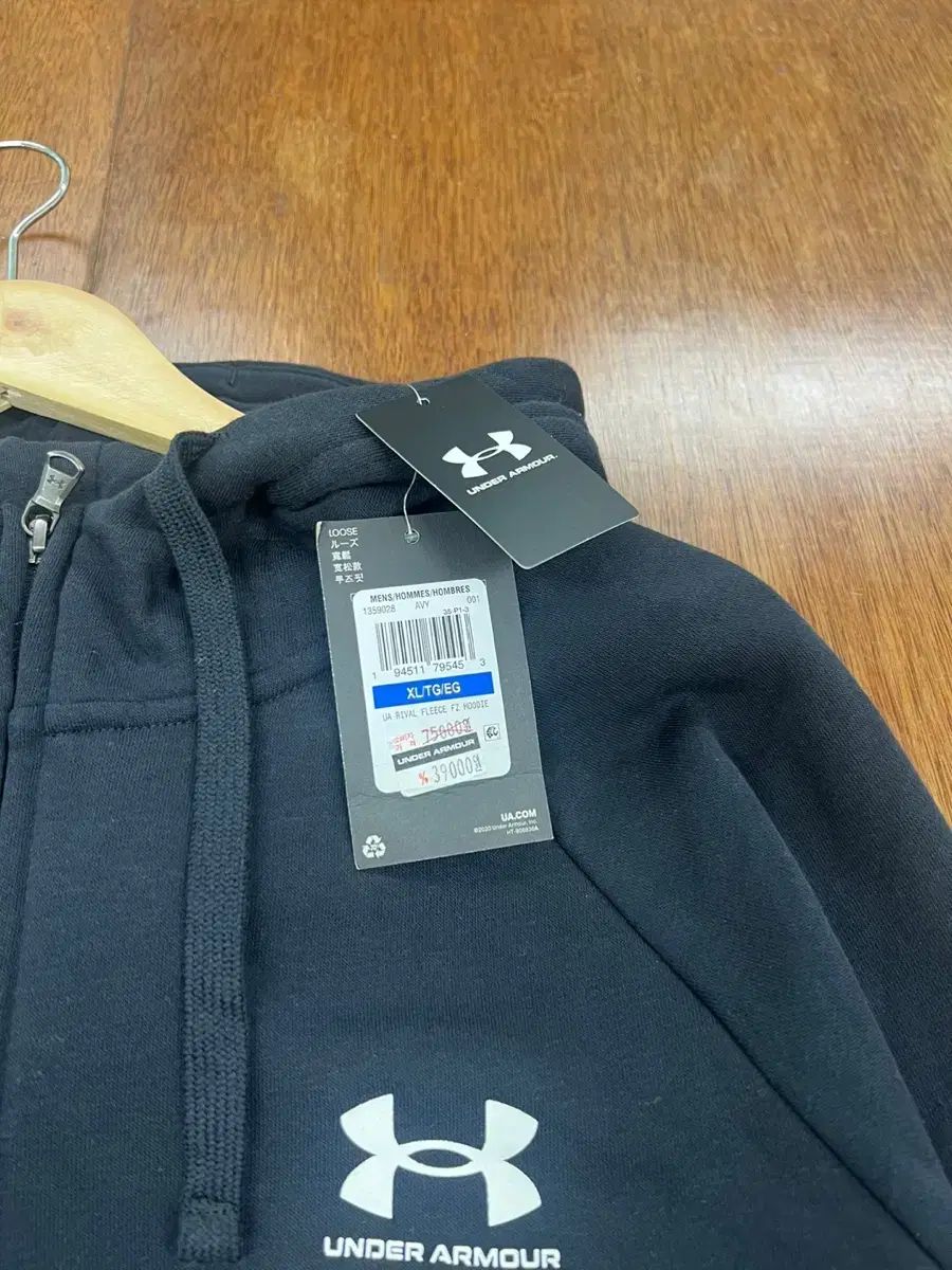 新品 UNDER ARMOUR(アンダーアーマー) 黒 フード付き ジップ