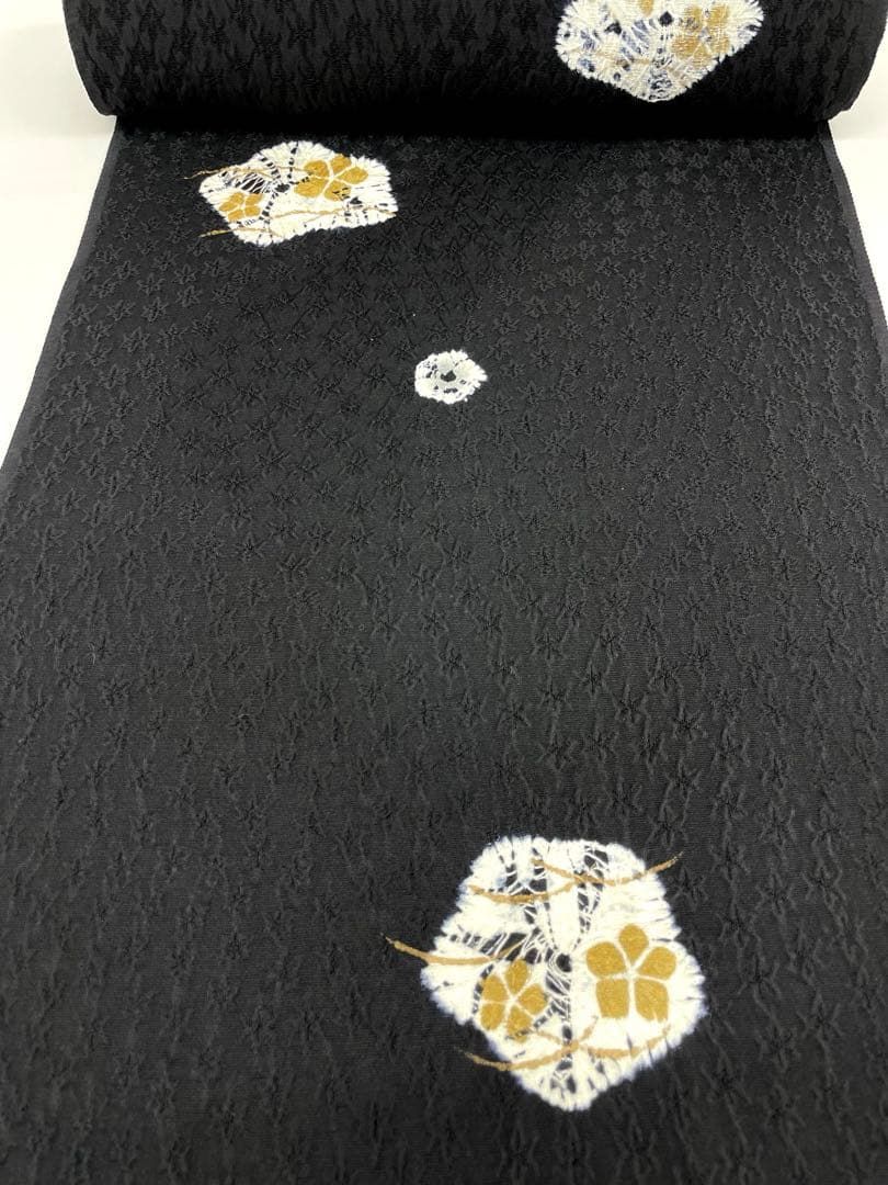 小紋 絞り ふくれ織 紋意匠 黒地 正絹 反物 小紋 ふくれ織 紋意匠 絞り 黒地 正絹 反物 - メルカリ