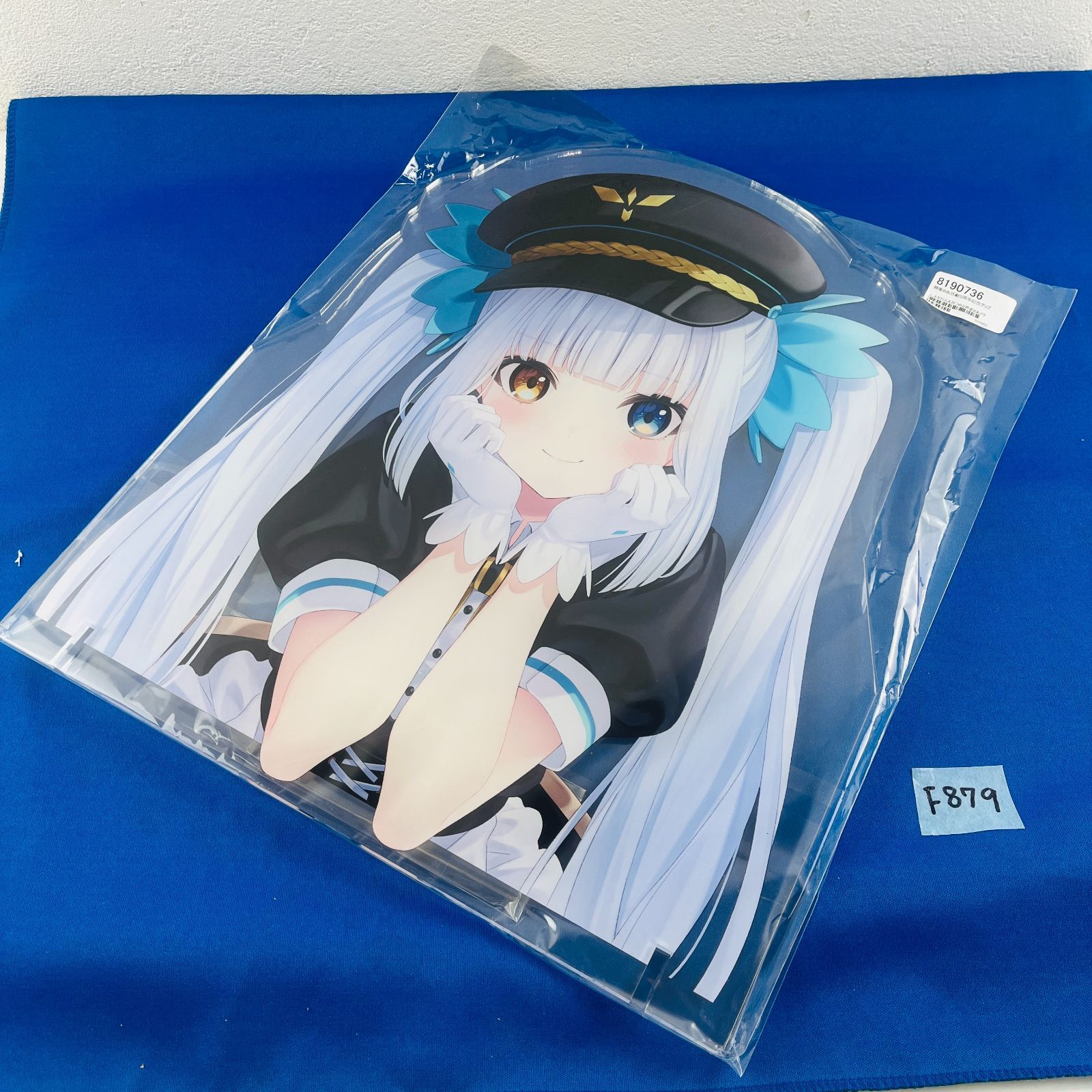 オタクくんを見つめる神楽めあアクリルパネル VTuber