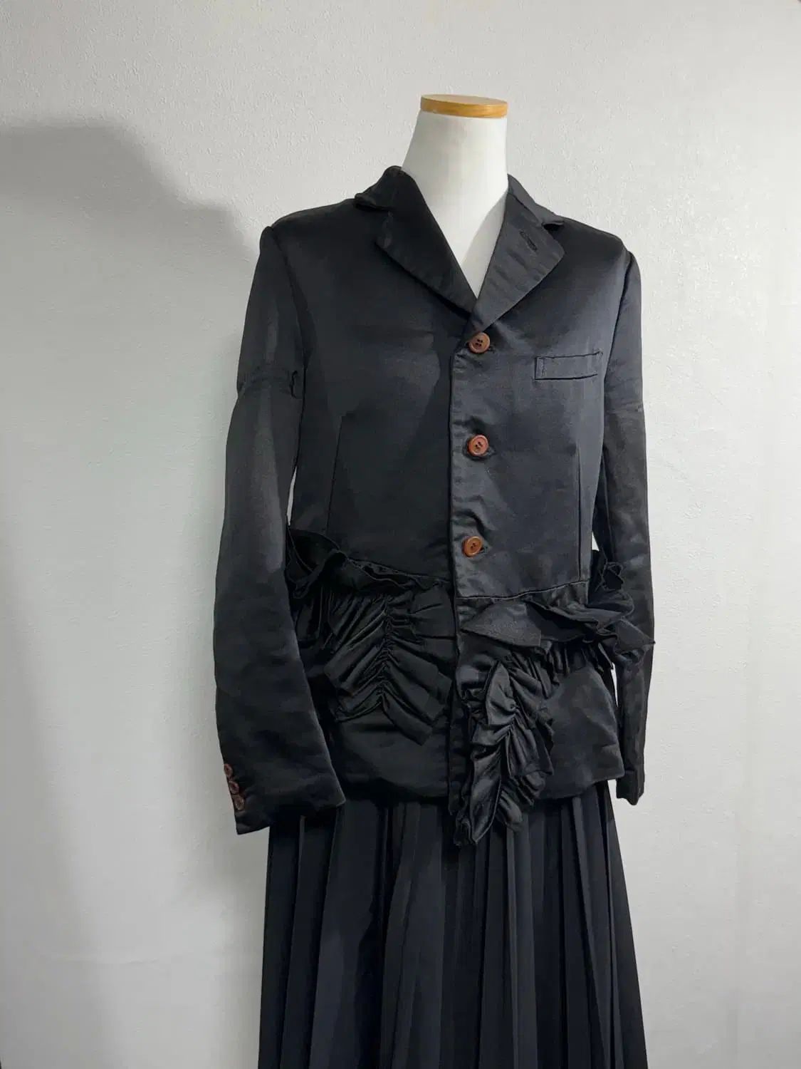 AD2022 コムデギャルソン　黒　フリル　サテン テーラードジャケット AD2022 コムデギャルソン 黒 フリル サテン テーラードジャケット