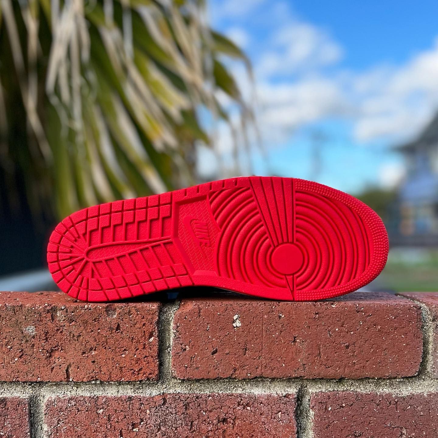 NIKE WMNS AIR JORDAN 1 HIGH OG 'SATIN BRED' ナイキ
