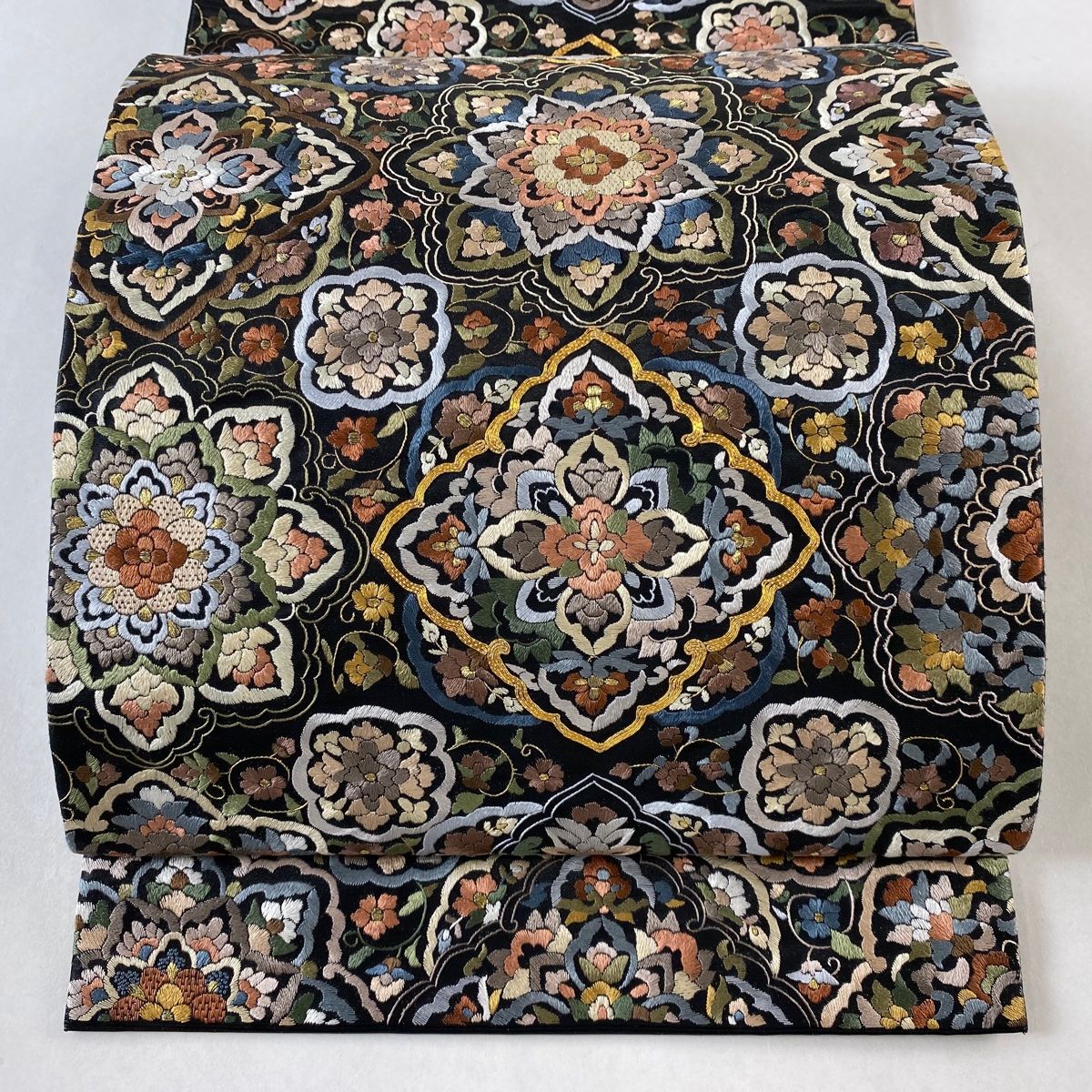 袋帯 美品 逸品 華文 花唐草 金糸 刺繍 黒 六通 正絹 【中古
