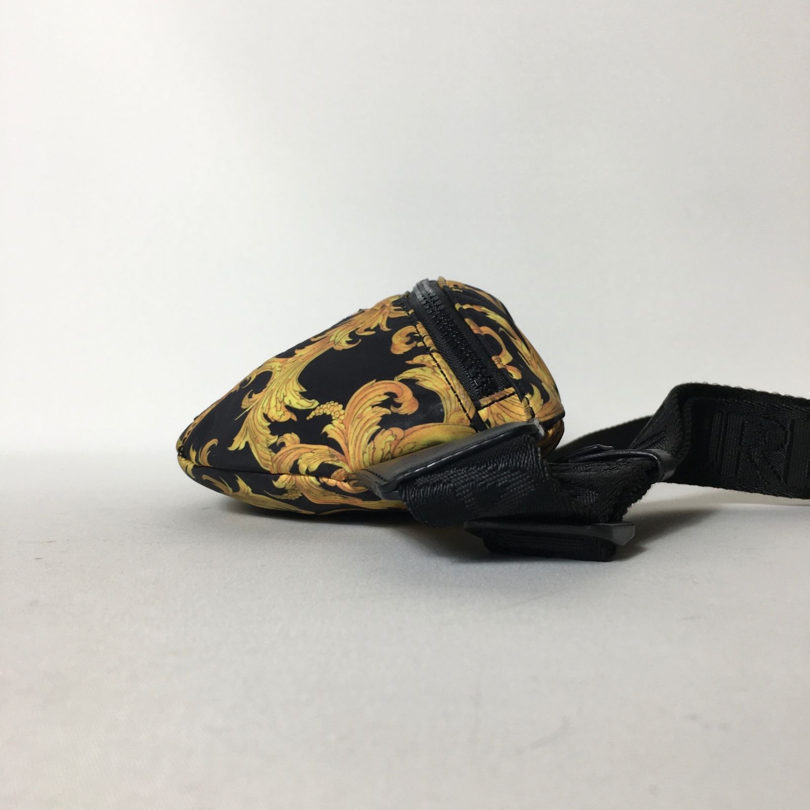 2507-275｜美品｜ヴェルサーチェジーンズ ボディバッグ ブラック 