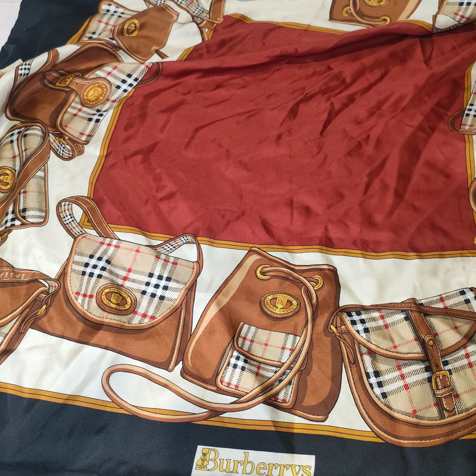 【未使用】BURBERRY シルク100％ イタリア製 大判 スカーフ 犬 総柄 未使用】BURBERRY シルク100％ イタリア製 大判 スカーフ 犬 総