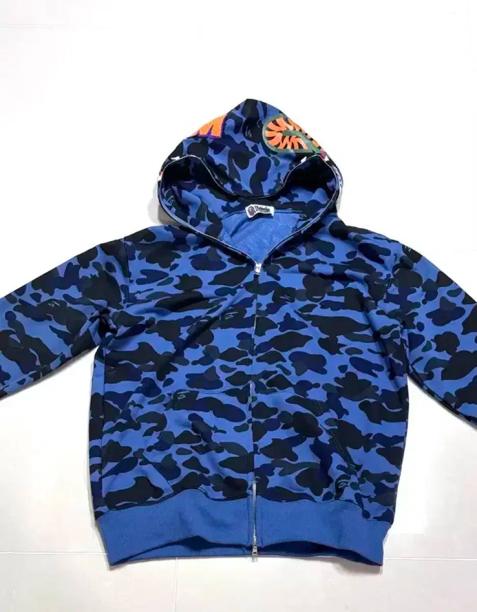 A BATHING APE(アベイシングエイプ) シャーク ジップアップ