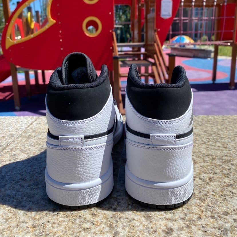 Jordan Air Jordan 1 Mid パンダのバスケットボールシューズ