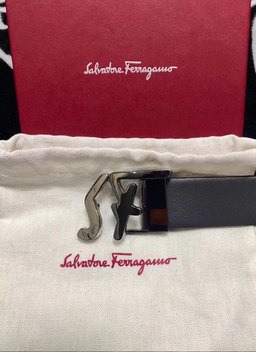 【雷市場（ポンジャン）商品韓国直送】 Salvatore Ferragamo(サルヴァトーレフェラガモ) Ferragamo（フェラガモ) ベルト リバーシブル SF 両面ベルト 105