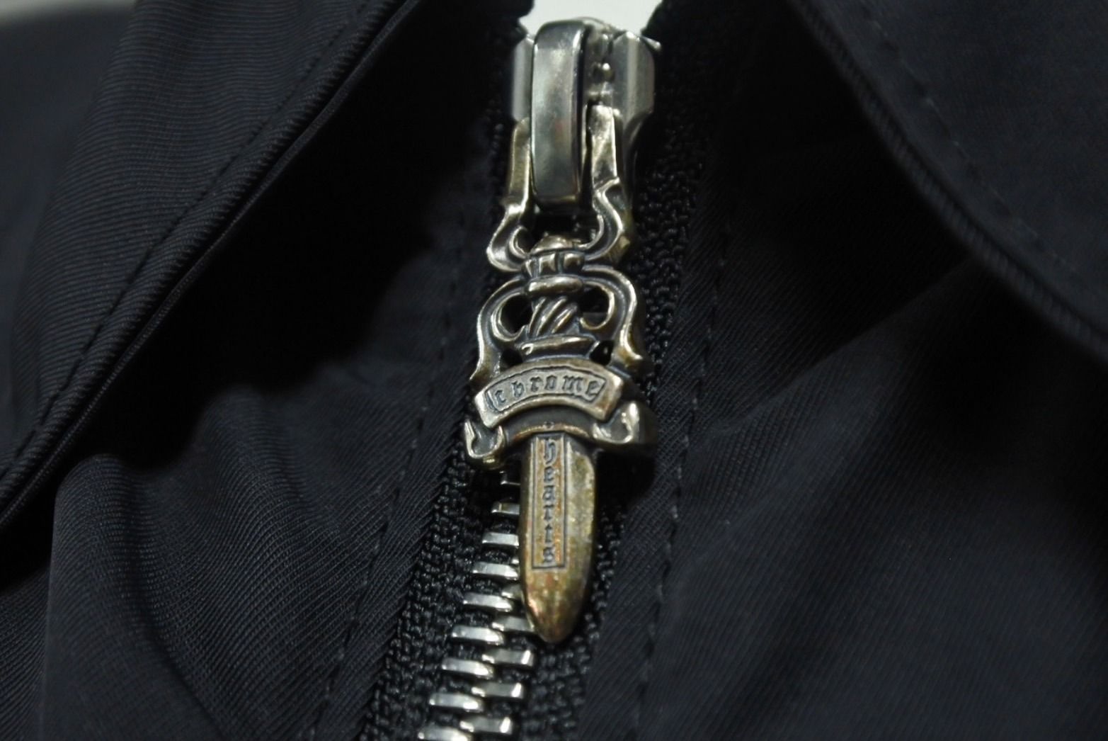 Chrome Hearts - 新品同様 CHROME HEARTS クロムハーツ CHクロスパッチ ダガージップアップシャツ サイズM ナイロン カーフスキン シルバ−925 中古 4c067999 新品同様 CHROME HEARTS クロムハーツ CHクロスパッチ ダガー
