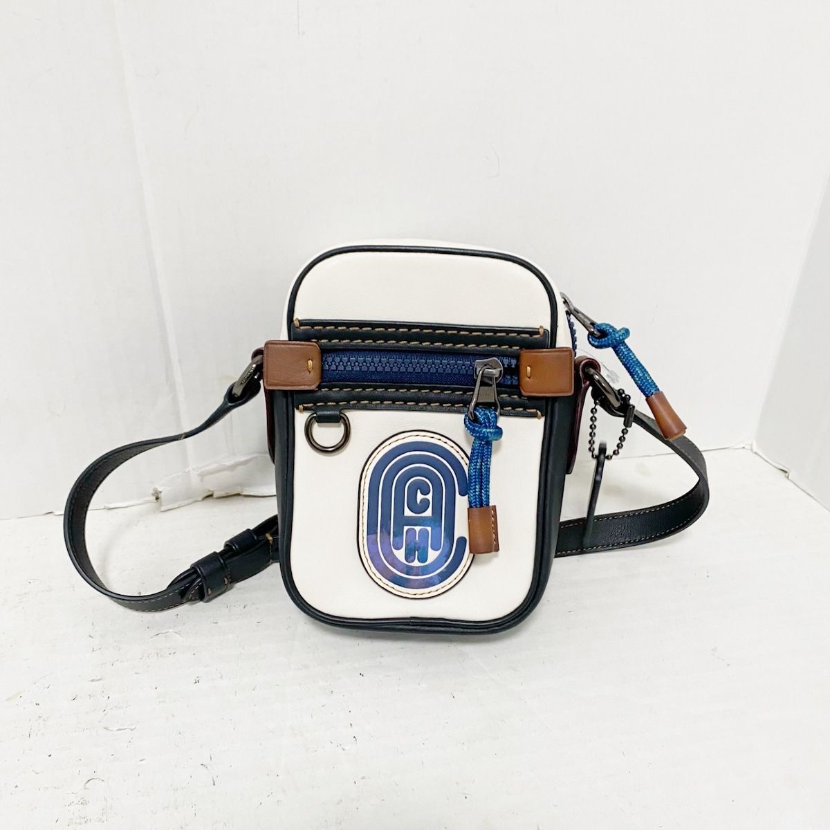 COACH(コーチ) ショルダーバッグ美品 ディラン ウィズ コーチ パッチ 