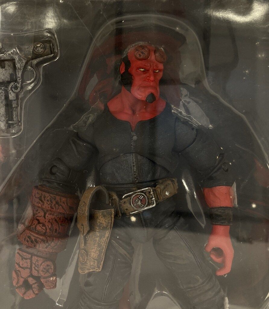 MEZCO ヘルボーイ HELLBOY 口閉じ MEZCO (ACTION FIGURE) HELLBOY (口閉じ / 黒服) - メルカリ