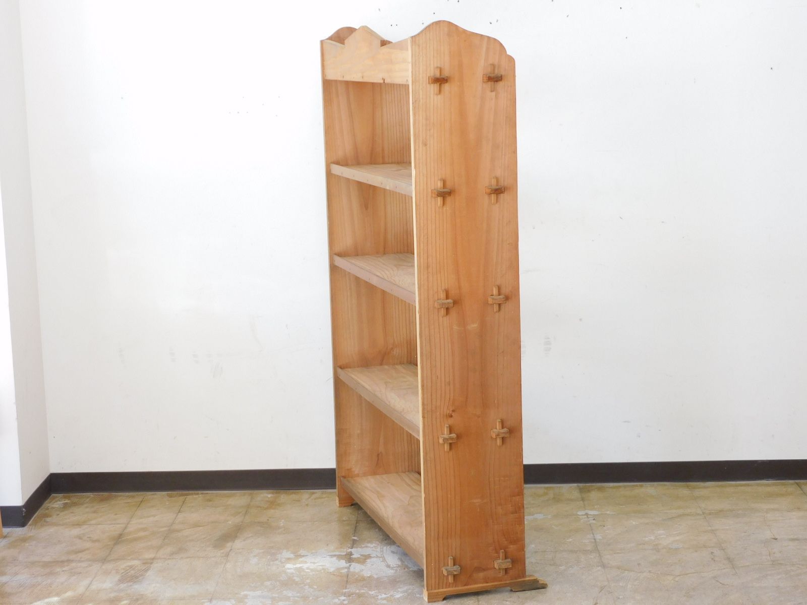 楔留めの陳列棚