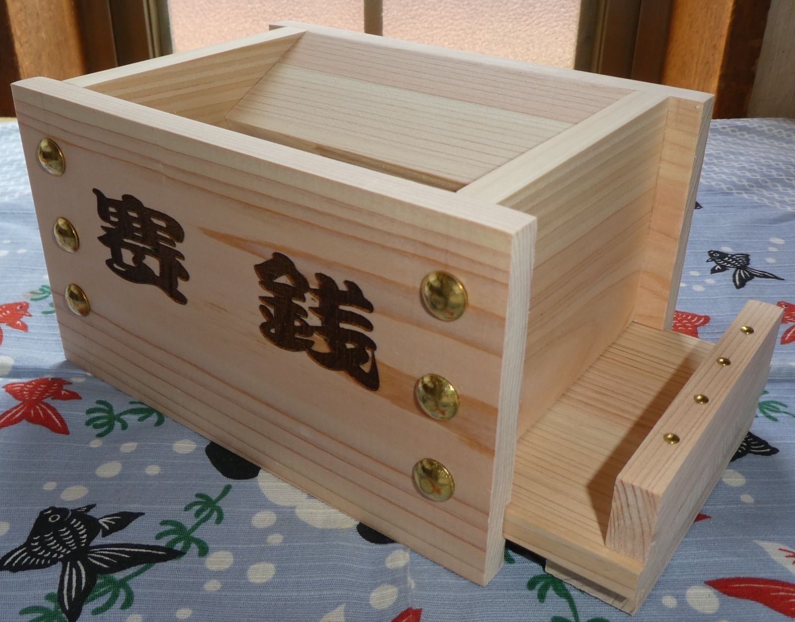 開運 お賽銭貯金箱（桧）小『賽銭』文字入24 金鋲 - メルカリ