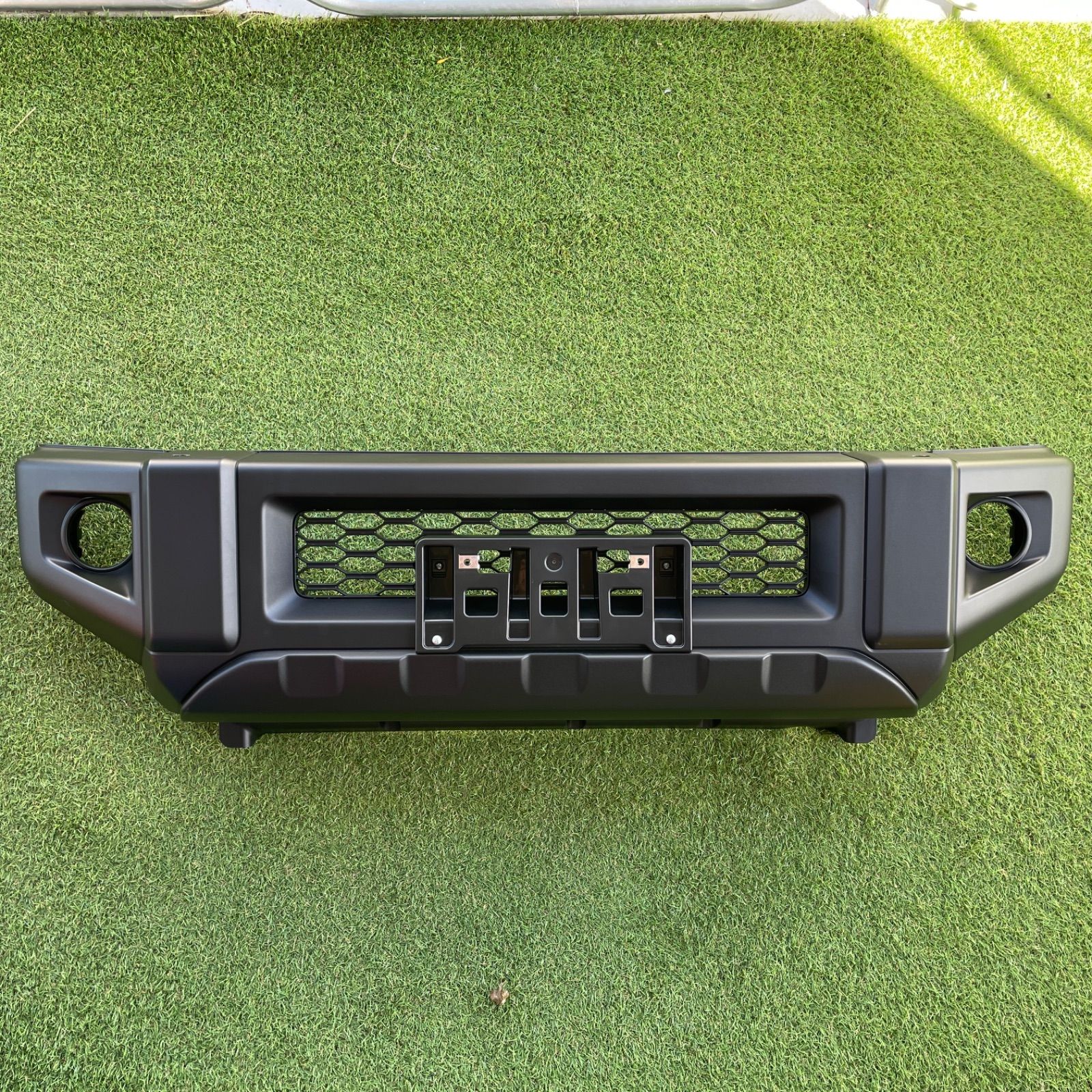 SUZUKI スズキ JB64 ジムニー 純正フロントバンパー新車外し ４型 ナンバーステー付き