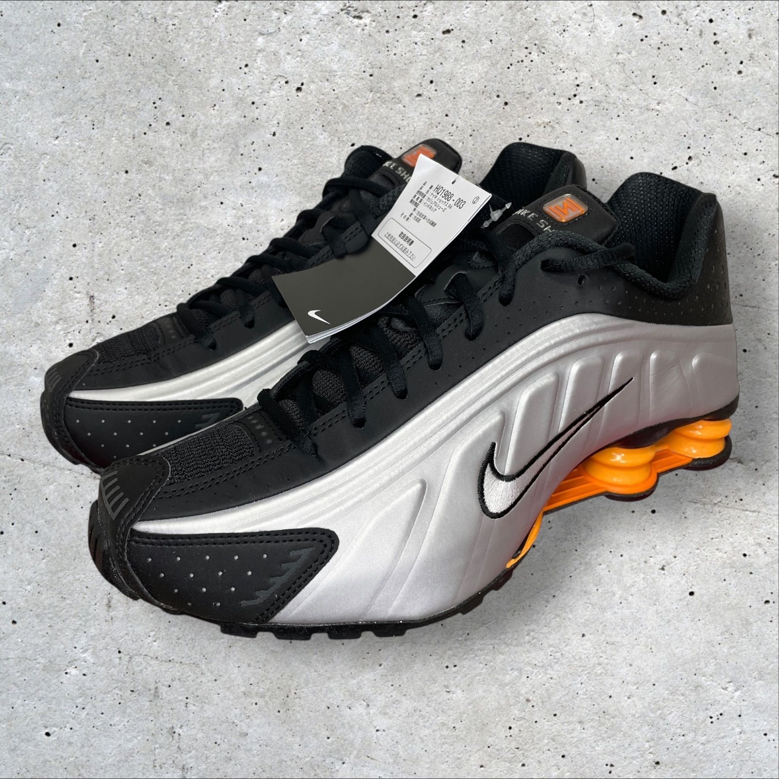 定価:21230円 NIKE SHOX R4 BLACK/VAST GREY-BRIGHT MANDARIN HQ1988 