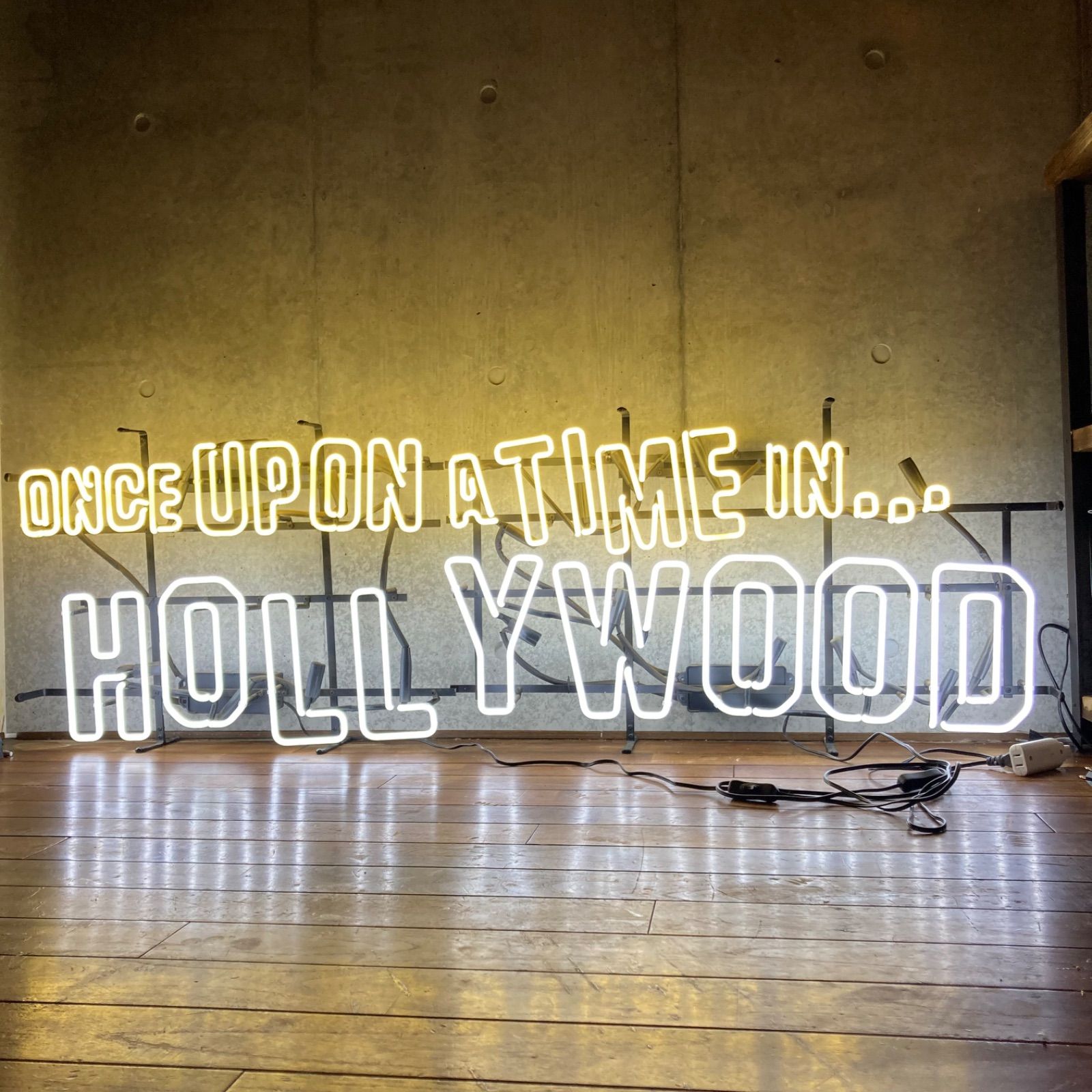 ワンスアポンアタイムインハリウッド ネオンサイン タランティーノ