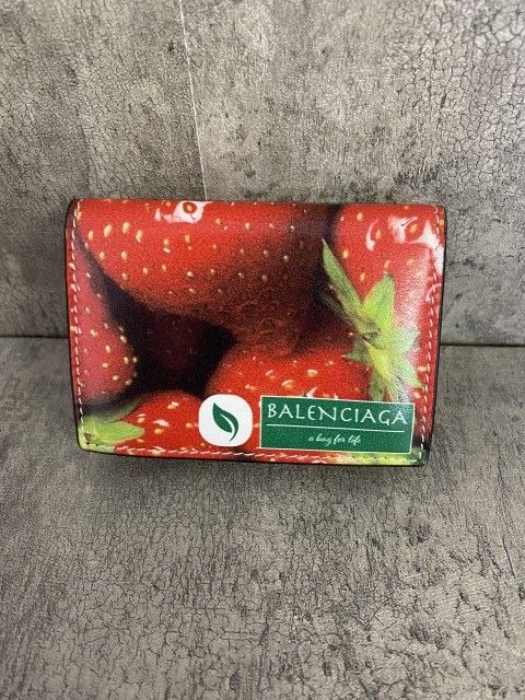 24SS ｲﾀﾘｱ製 BALENCIAGA ﾊﾞﾚﾝｼｱｶﾞ ｱﾝﾄﾜｰﾌﾟ ﾐﾆ ｳｫﾚｯﾄ 財布 ｲﾁｺﾞ柄 総柄 苺柄 ﾚｯﾄﾞ 33885667