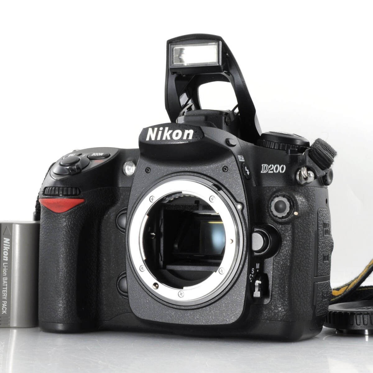 カメラ 【ニコン】Nikon D200 デジタル一眼レフカメラ + バッテリー