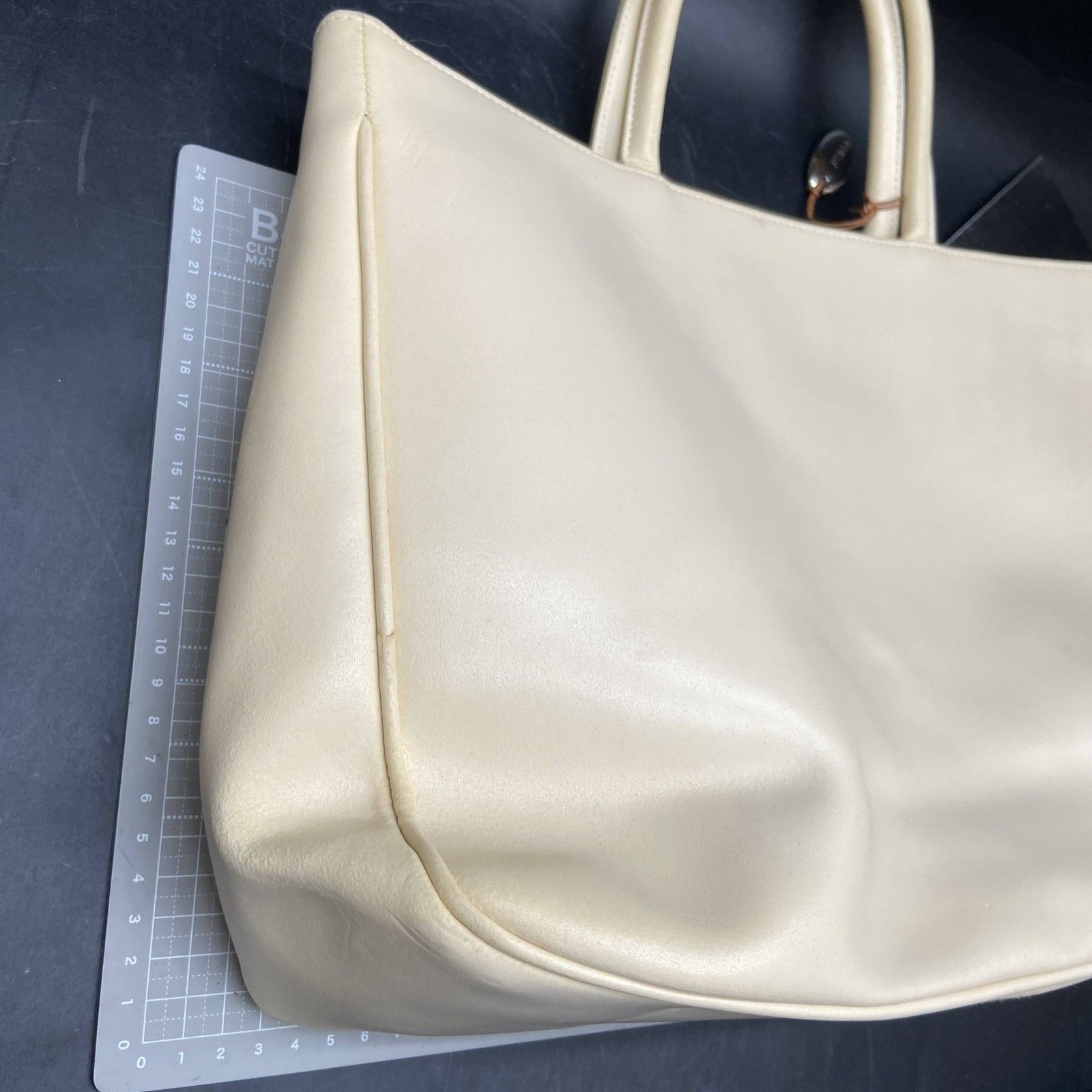 フルラ FURLA ハンドバッグ - レザー アイボリー×白 パンチング バッグ