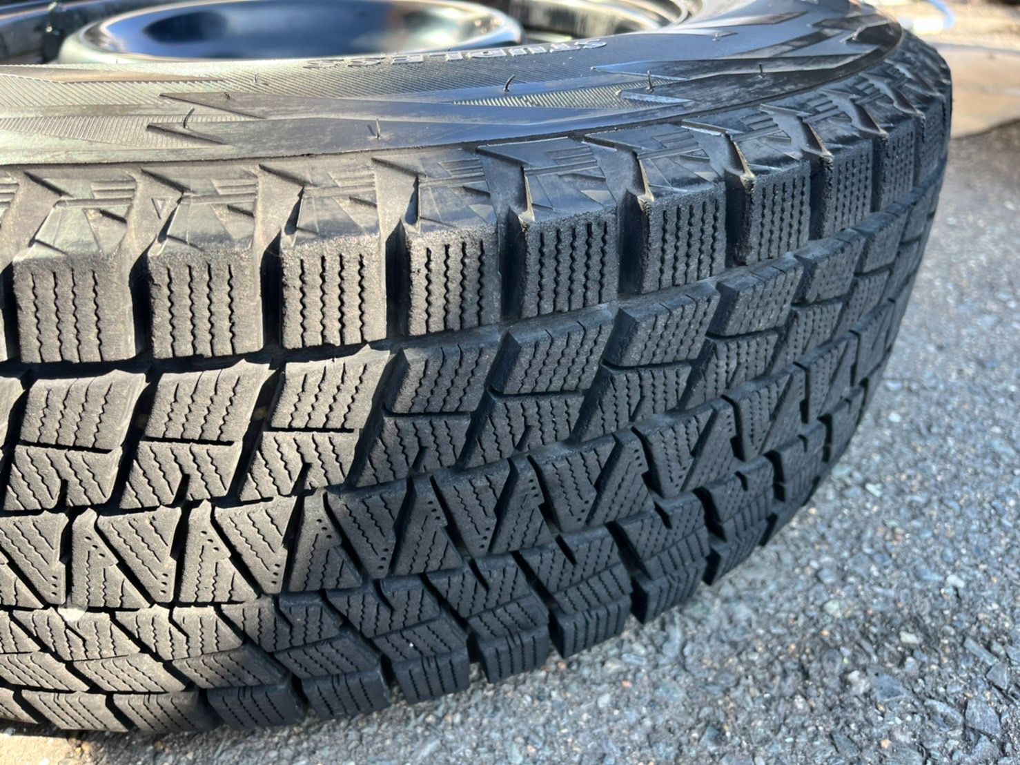 （中古品）デリカD5スタッドレスタイヤ16インチ215/70R/16 4本セット スタッドレス 16インチ【三菱】デリカD5 d5 ブリヂストン ブリザック