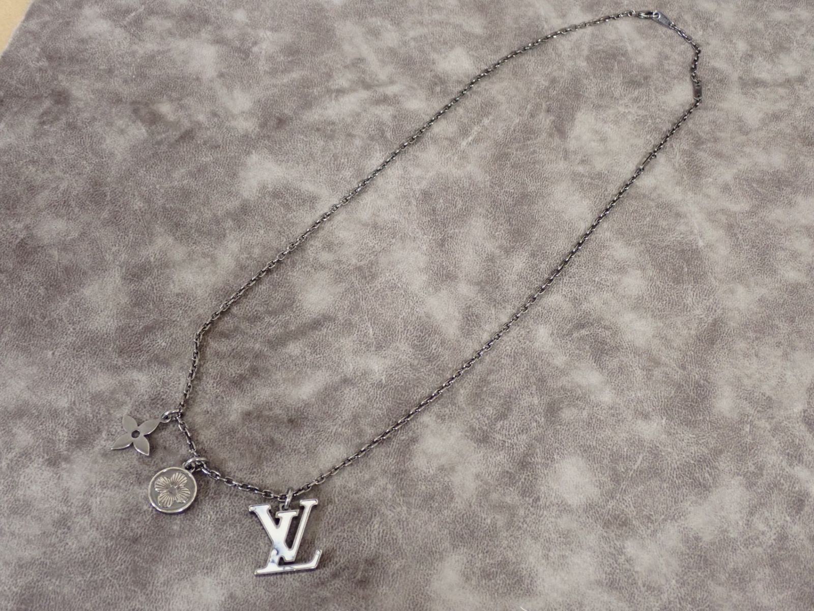 ルイヴィトン LOUIS VUITTON ペンダント LVイニシャル ネックレス