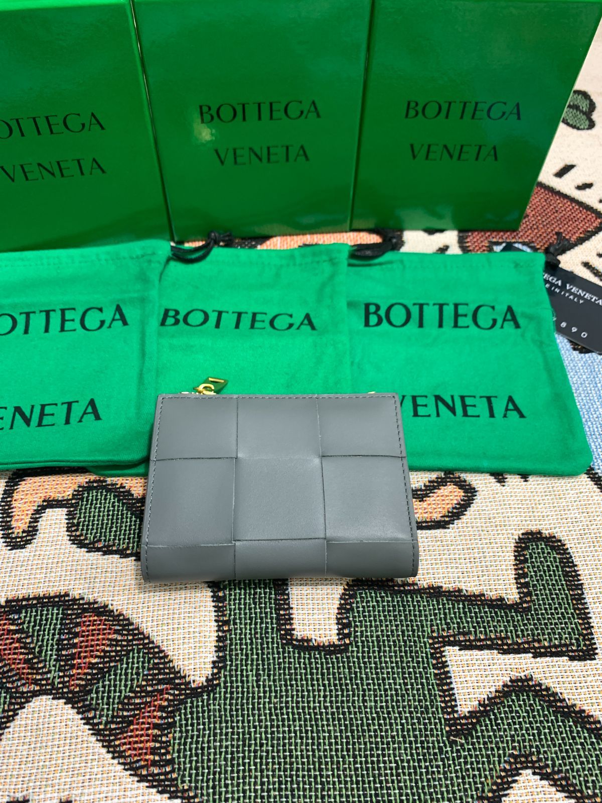 大人気!💕 実物【希少】BOTTEGA VENETA ボッテガヴェネタ　二つ折り財布 小銭入れ 早い者勝ち【箱付き】