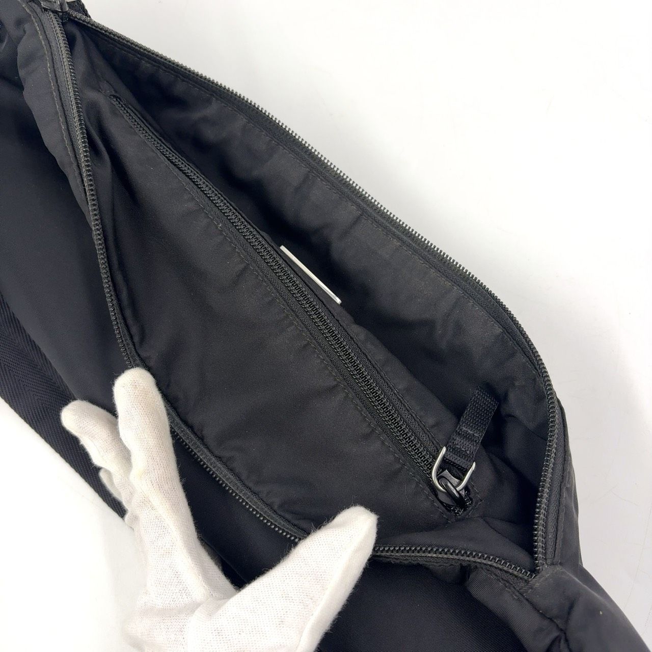 ブラック ボディバッグ