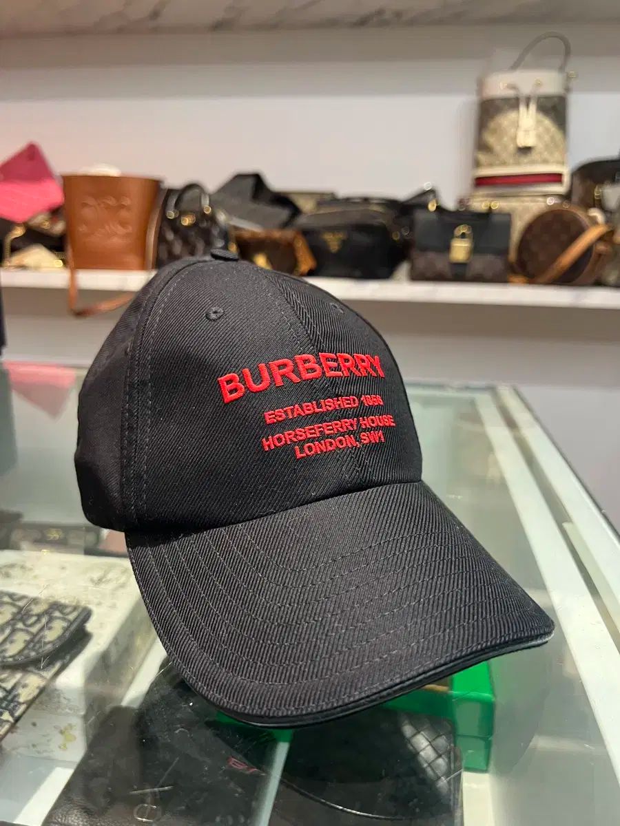 バーバリー　ロゴ刺繍　ベースボールキャップ　黒色 バーバリー ロゴ刺繍 ベースボールキャップ 黒色 新製品/ L