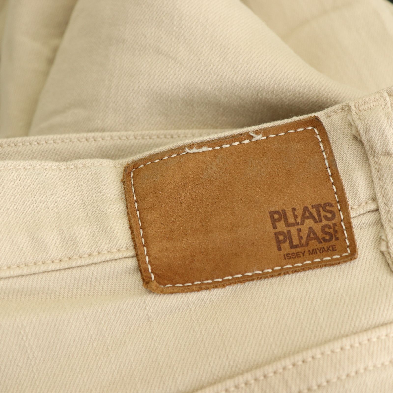 プリーツプリーズ PLEATS PLEASE イッセイミヤケ ロゴレザー