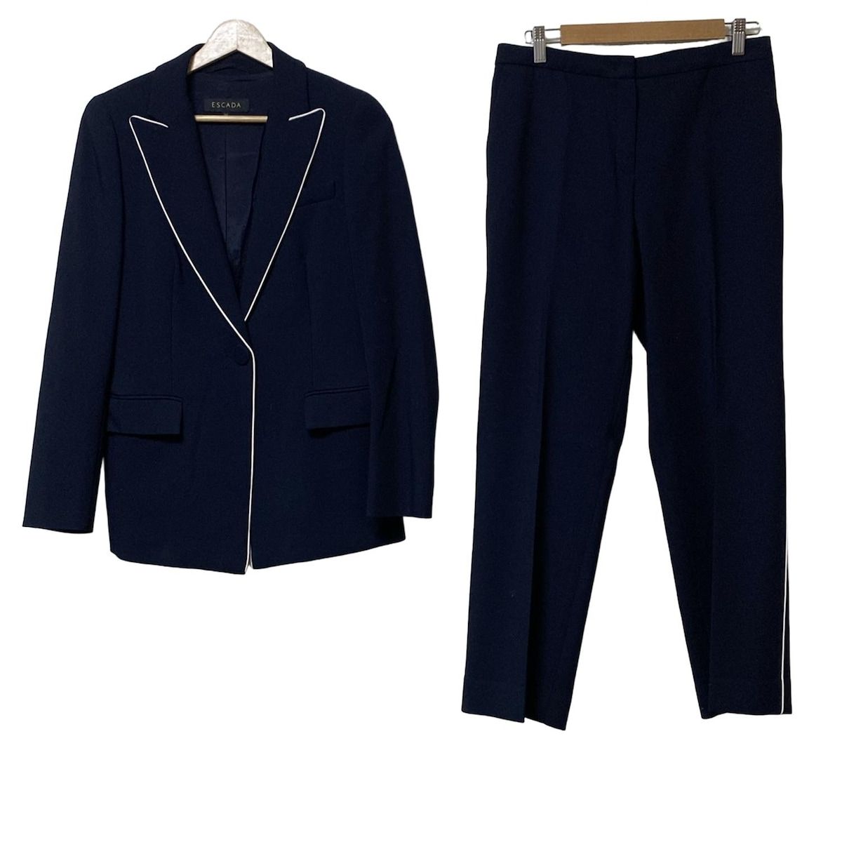 ESCADA エスカーダ レディースパンツスーツ レディース - ダークネイビー×白