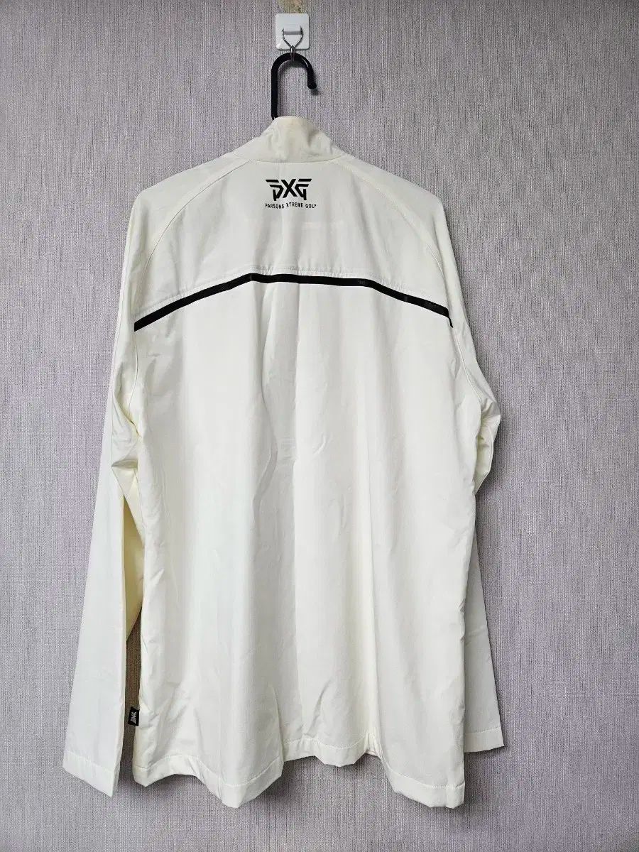 白 ウィンドブレーカー