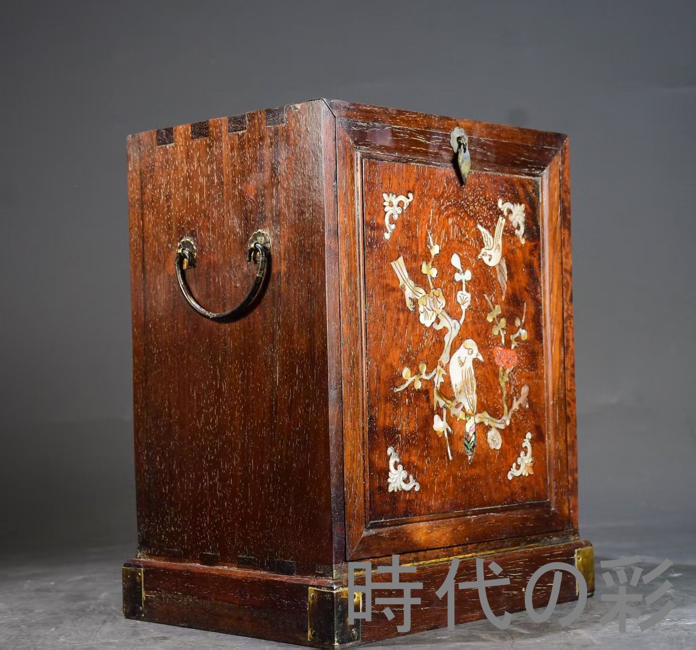 中国古美術 旧家蔵出 花梨木 彫刻 貝殻象嵌 五斗櫃 喜鵲登梅 手作り 細密彫 木製工芸品 文房置物 唐物 古玩 古民具 古置物 東洋彫刻 清時代 R07100629