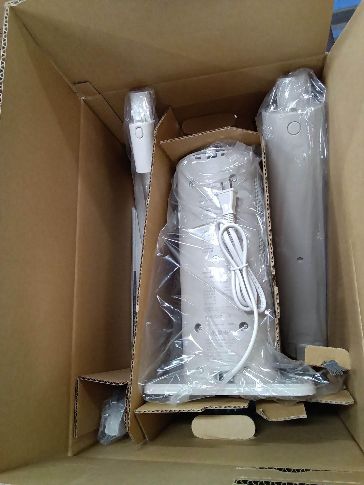 〇 Panasonic パナソニック 充電式掃除機 MC-NX810KM-W