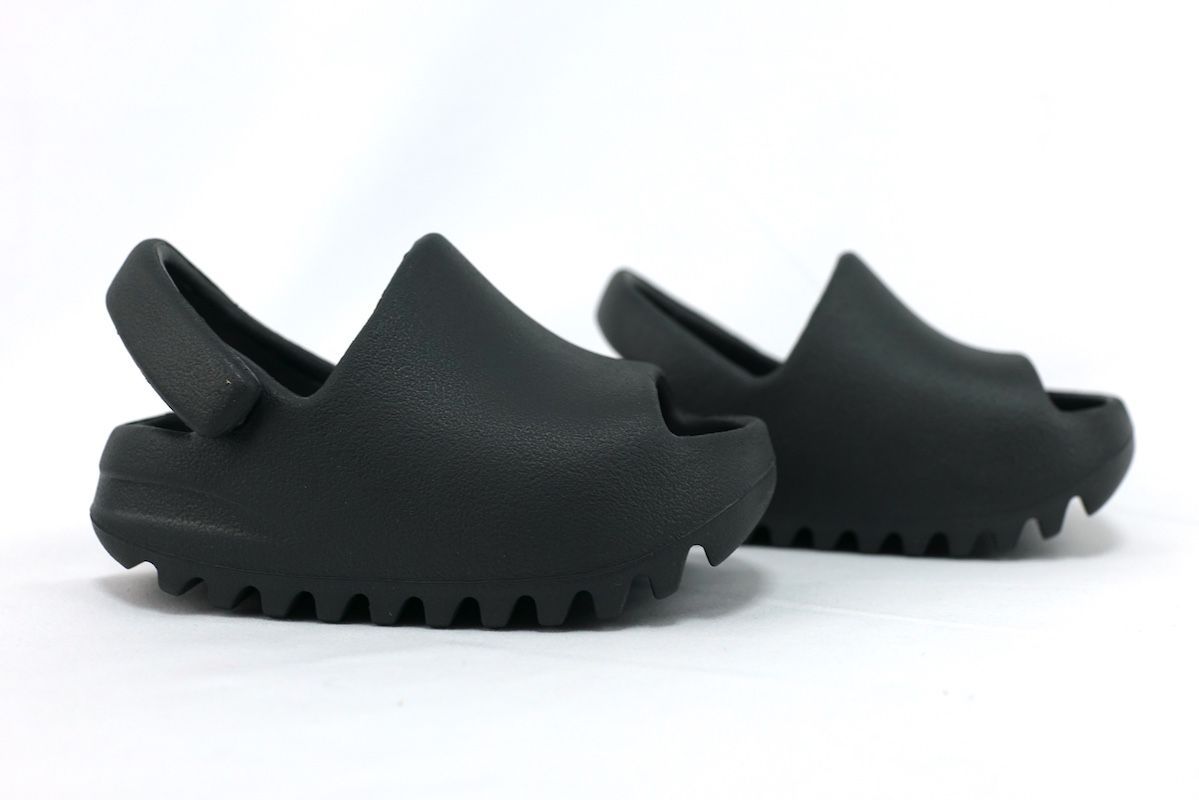 YEEZY SLIDE