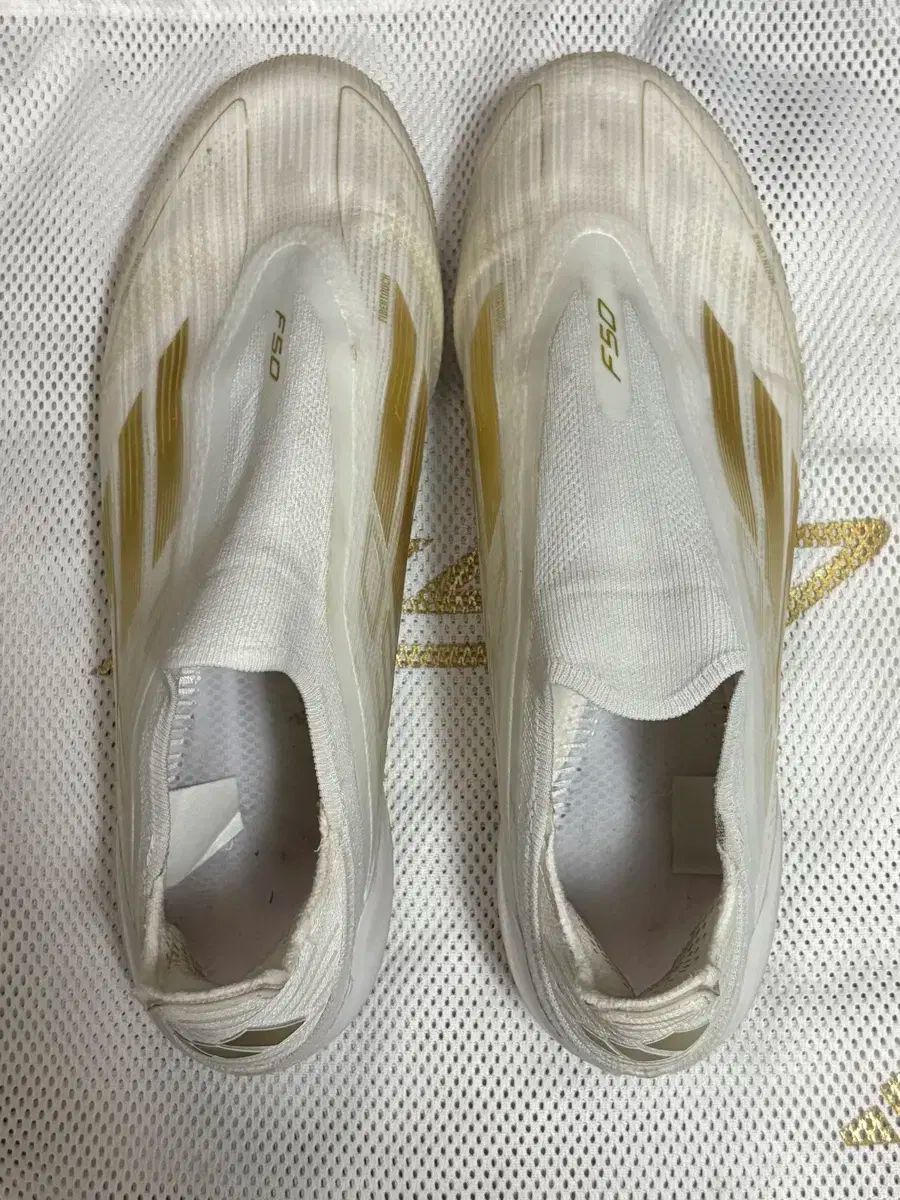 F50 エリート レースレス FG サッカーシューズ