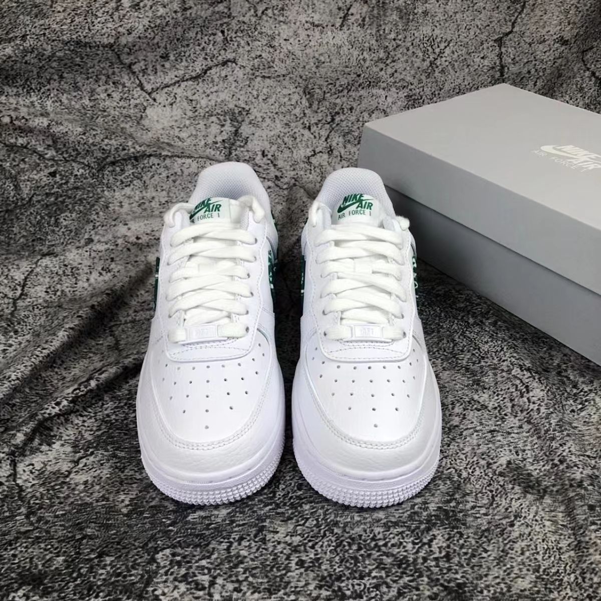 ナイキ エアフォース1 07 エッセンシャル ペイズリー NIKE WMNS AIR FORCE 1 07 ESSENTIALS WHITE GREEN PAISLEY DH4406-102 スニーカー