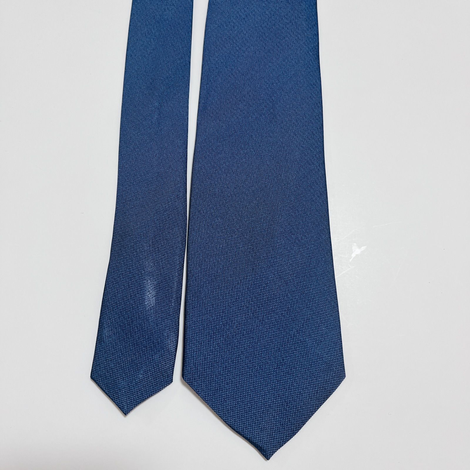 美品 フェンディ ネクタイ ハイブランド ソリッドタイ 無地 光沢 希少 紺色 美品 フェンディ ネクタイ ハイブランド ソリッドタイ 無地 光沢