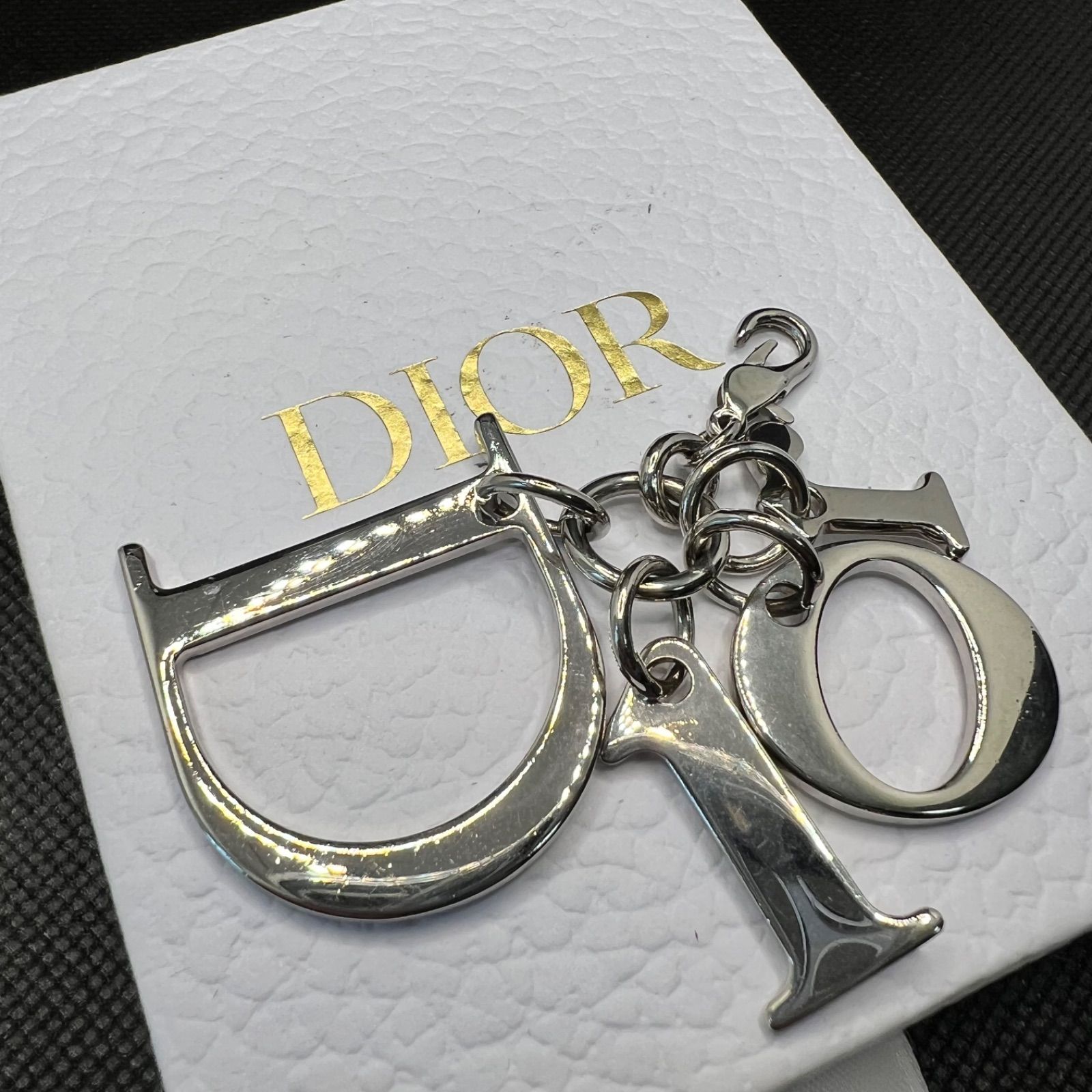 Dior ロゴキーホルダー シルバー ブラック Dior シルバー キーホルダー ロゴデザイン Dior ロゴキーホルダー