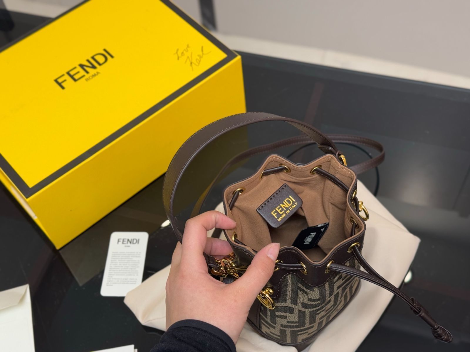 今日特価】Fendi クラシック バケットバッグ送料無料 今の在庫