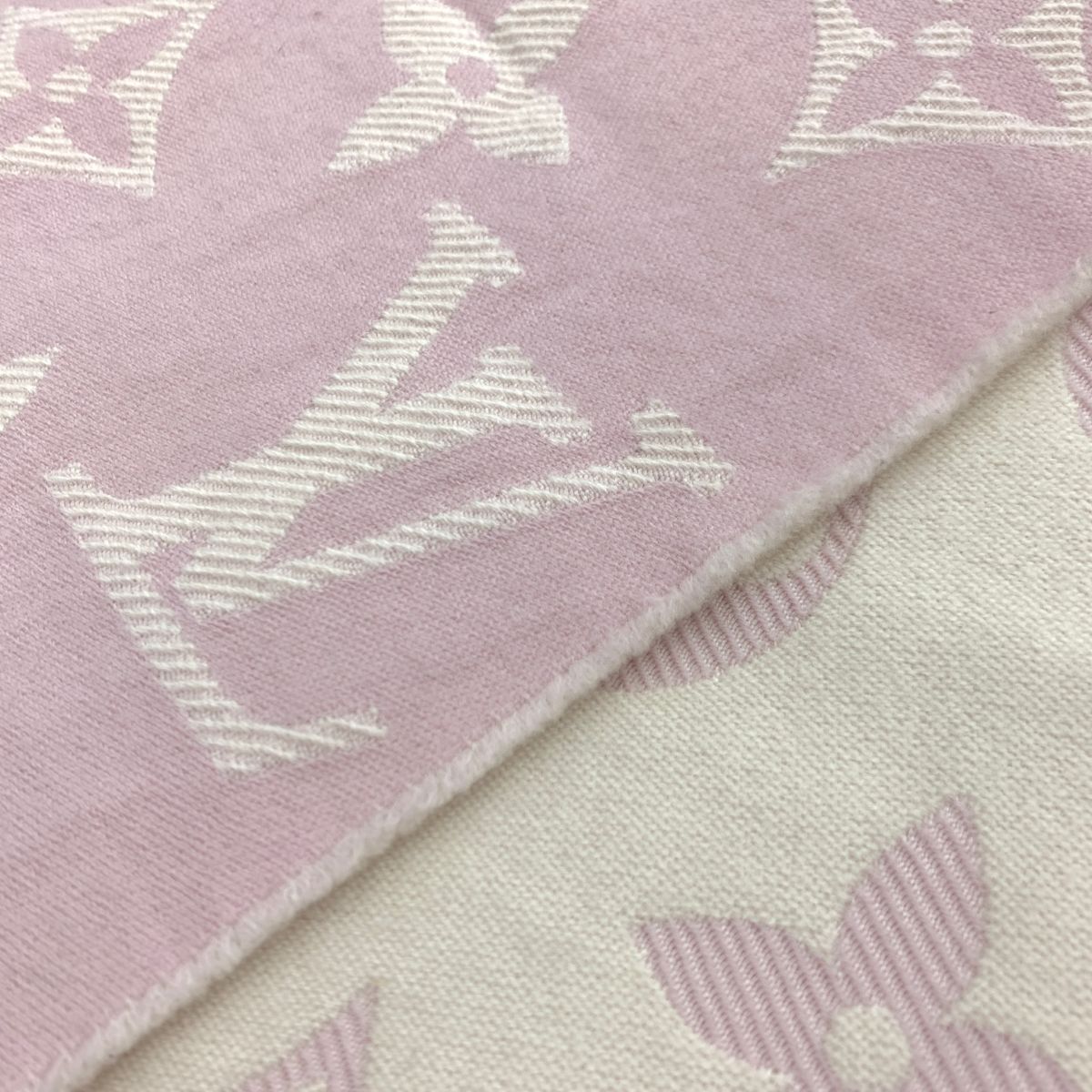 LOUIS VUITTON ルイヴィトン エシャルプLVエセンシャル ストール