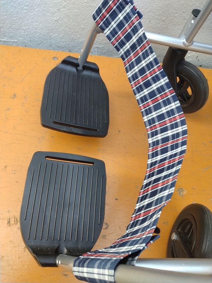 送料無料 一部地域を除く 日進アルミ製車いす NEO-2 介助式軽量ノーパンク KM-25-0917-08