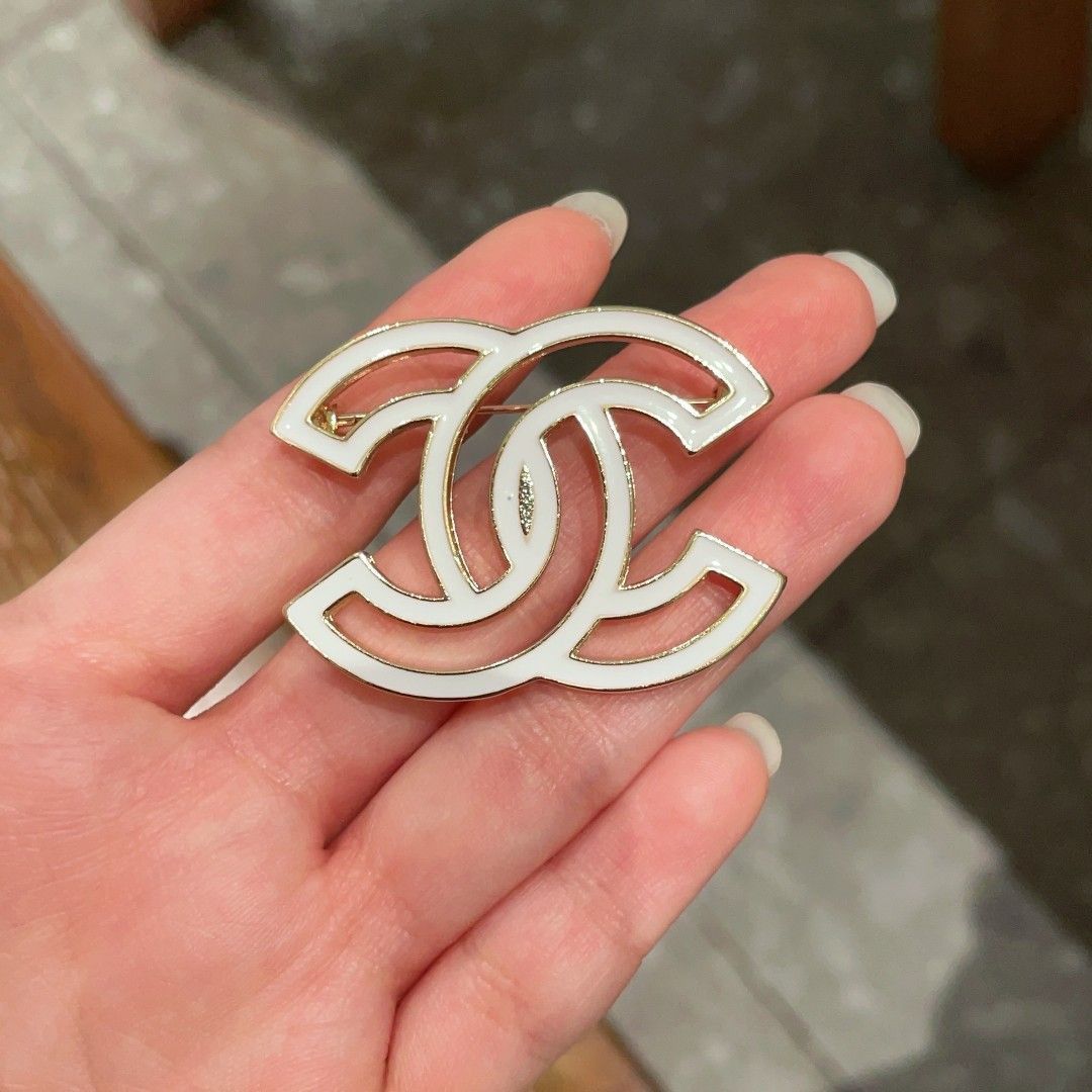 【エレガントな女性を演出♪】CHANEL バール付 ブローチ CHANEL パール付きロゴブローチ アクセサリー